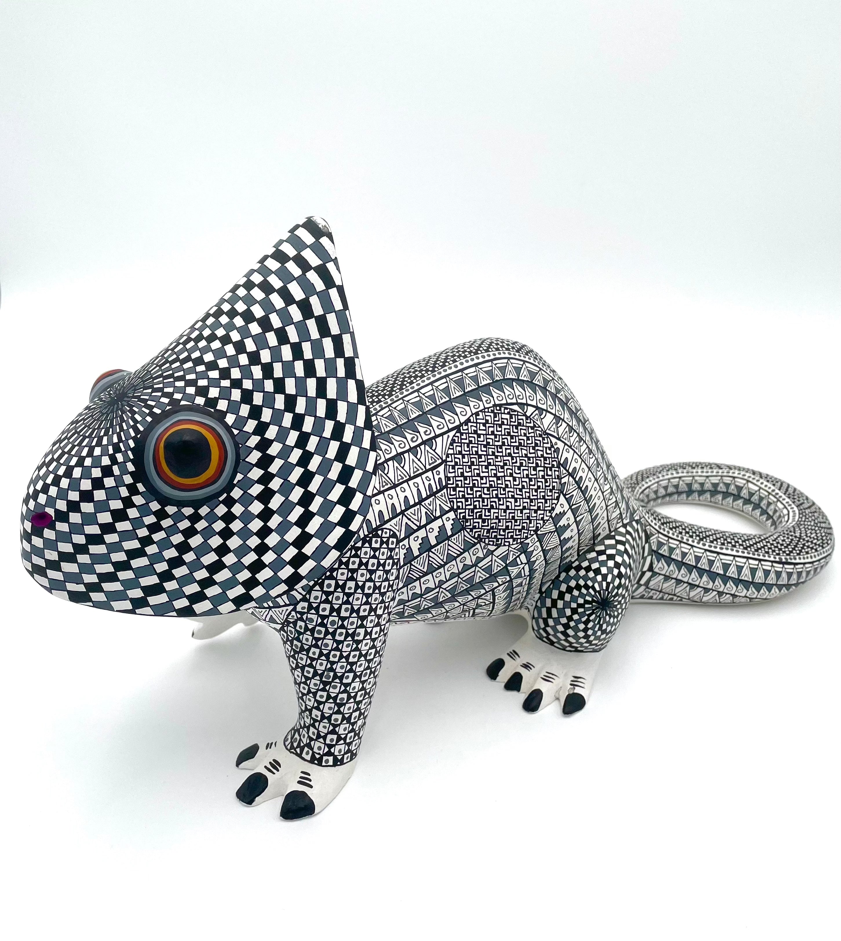 Mexoul Black-white chamaleon alebrije